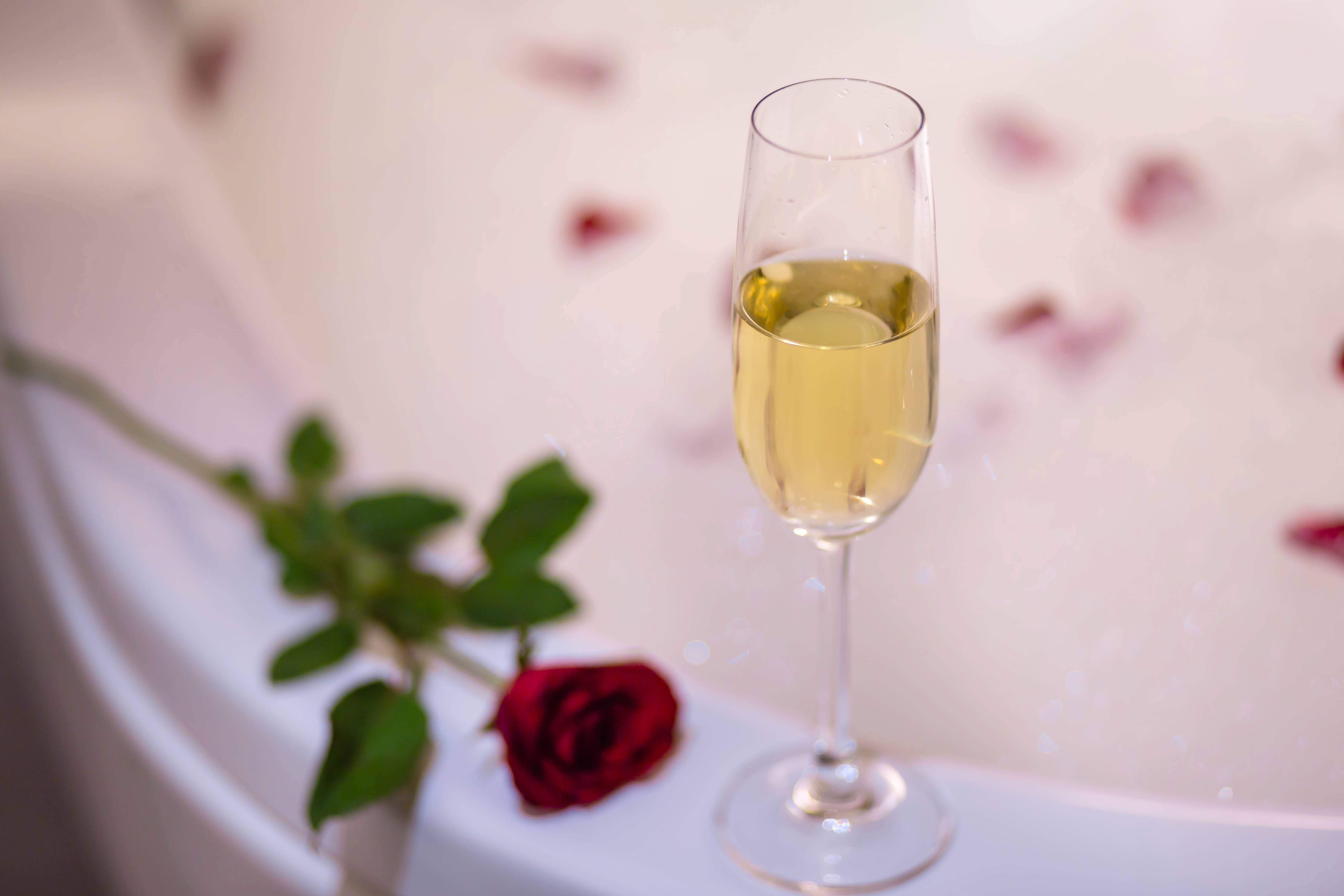 Champagner mit Rose in Badewanne